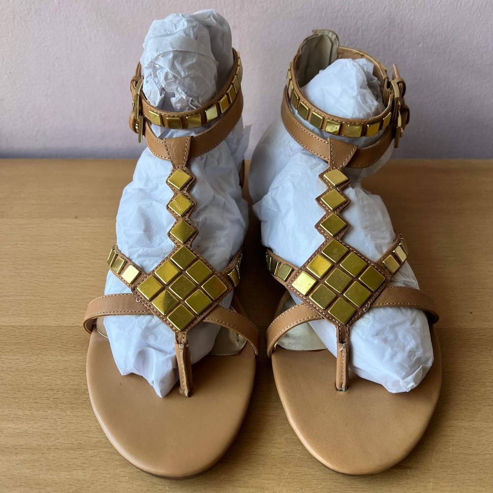 Guess Gladiator Brown Tan & Gold adornments hardware Flat Thong Sandals Zip back
